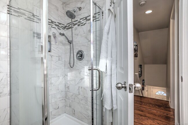 Building Photo - 40 Hazelwood Ave