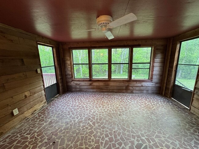 Building Photo - Well Maintained 3 Bedroom 2 Bath on a Private 1 Acre Lot