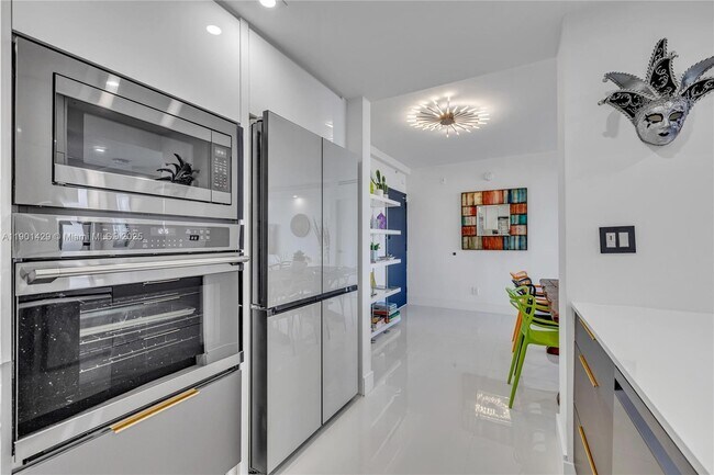 Building Photo - 5600 Collins Ave