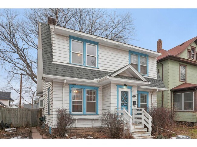 Building Photo - 661 Surrey Ave E