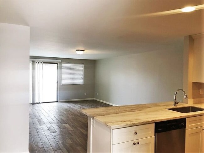 Building Photo - Remodeled 2 bedroom / 2 Full Bath