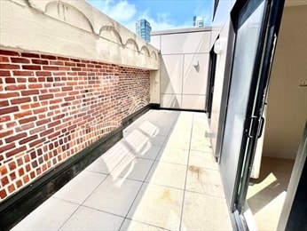 Private Balcony - 121 Portland St