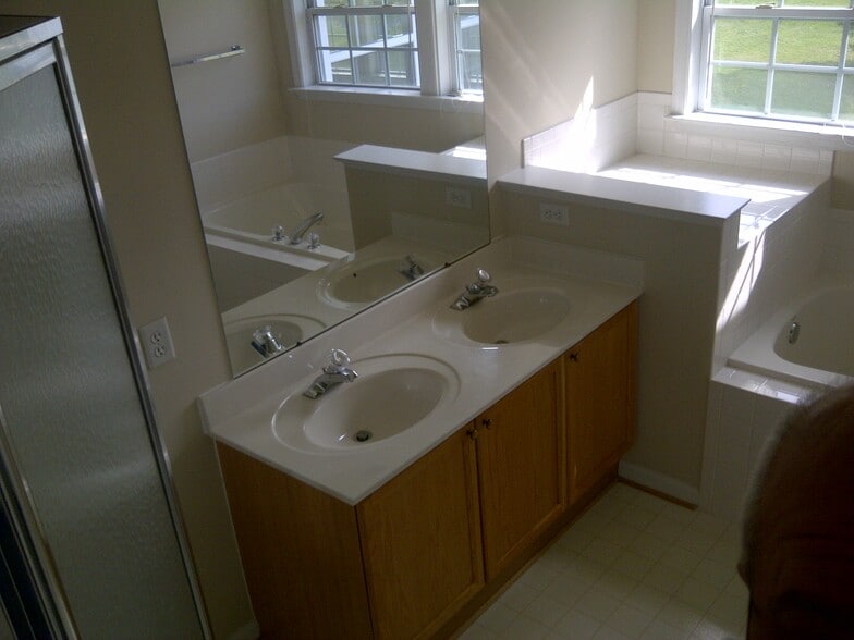 Building Photo - 46 Dunrobin Dr