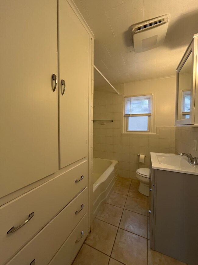 Building Photo - Charming 3 bedroom, fully furnished apartment