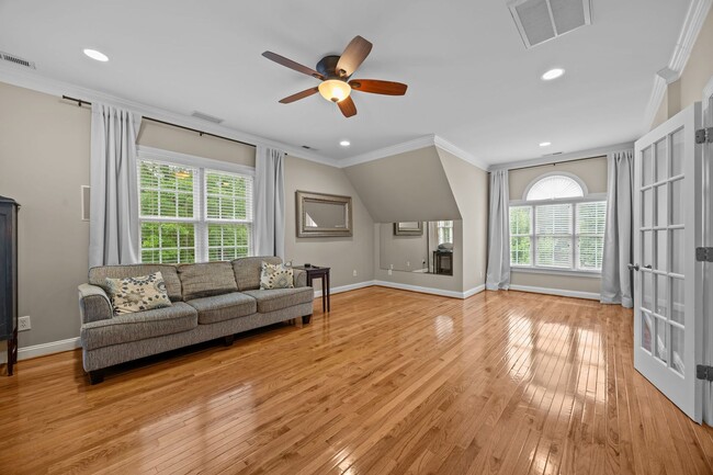 Building Photo - Spacious 4-Bedroom Home with Large Yard & ...