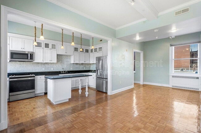 Building Photo - 212 E Clay St