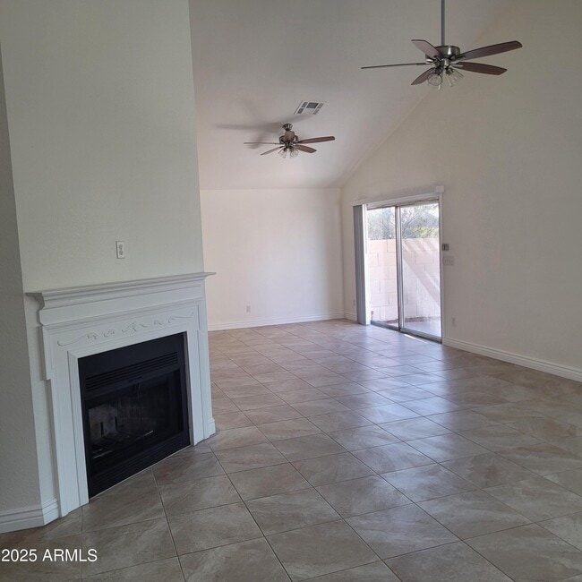 Building Photo - 1622 N Comanche Dr