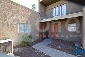 Building Photo - 2807 E Paradise Ln
