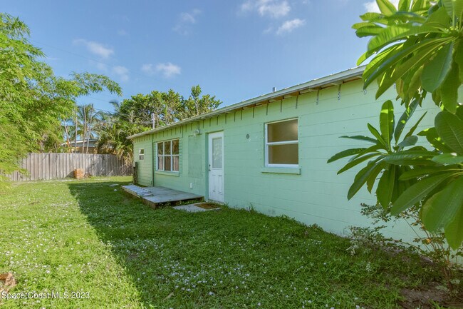Building Photo - 2040 Palm Ave