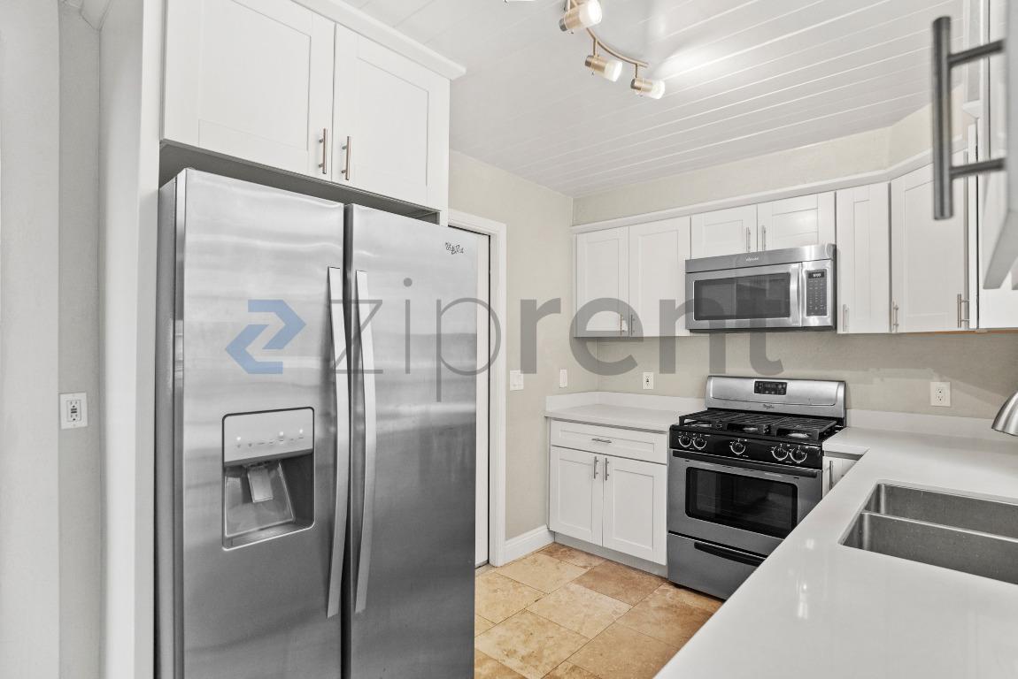 Building Photo - 1135 Hollyburne Ave