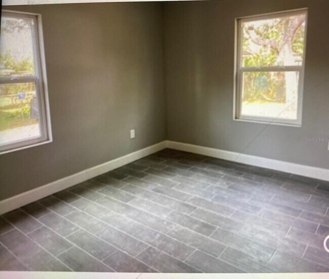 Building Photo - 614 Minnesota Dr