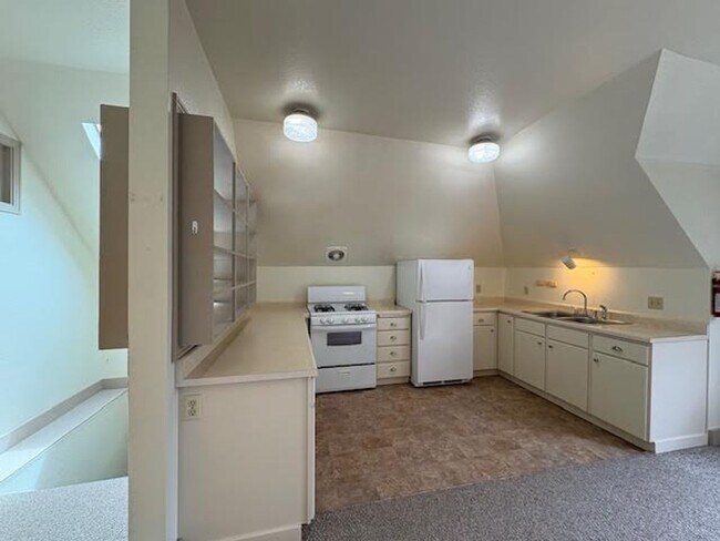 Building Photo - Arcata 3-Bedroom Victorian Apartment