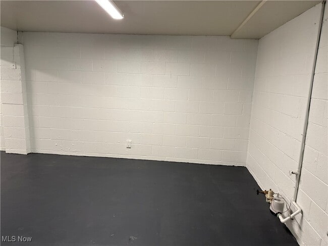 Building Photo - 195 Surrey Ln