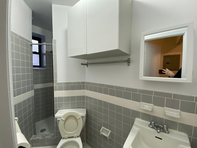 Building Photo - 446 E 78th St