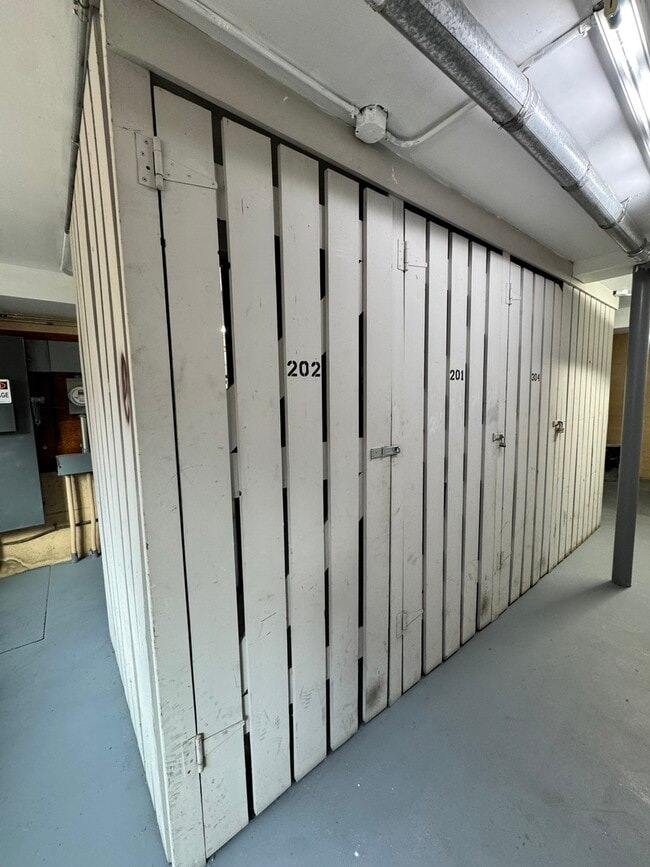 Building Photo - 1960 Cherry Ln