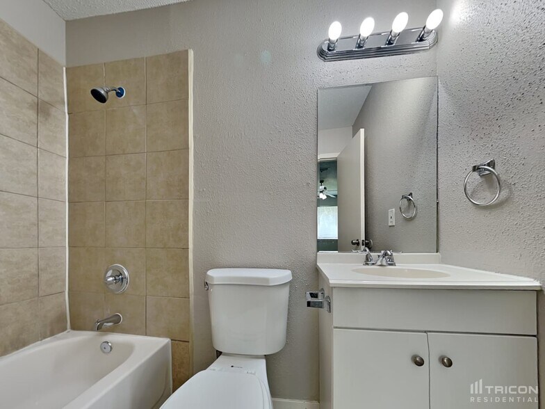 Building Photo - 17803 Glenmark Dr