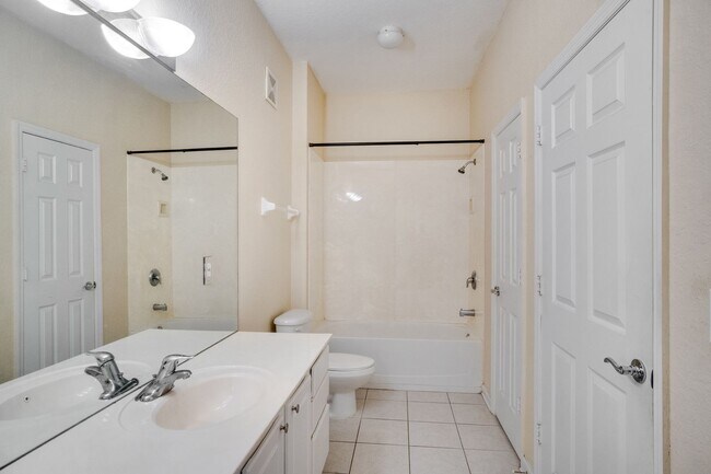Building Photo - Cute 3/2 Condo in Horizons at Vista Lakes (Gated) with Updated Flooring and Front Parking Space