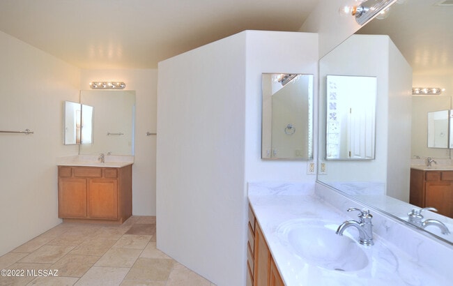 Building Photo - 12866 N High Hawk Dr