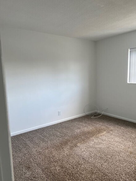 Building Photo - 374 Sunshine Dr