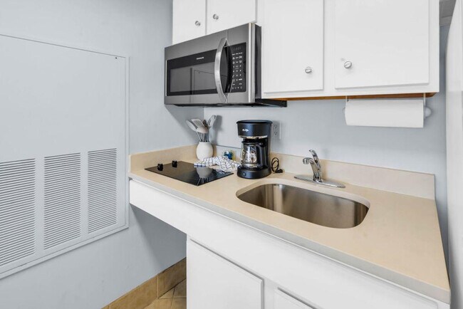 Building Photo - 647 N Creekside Dr