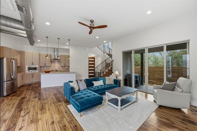 Building Photo - 1405 Camelot Cir