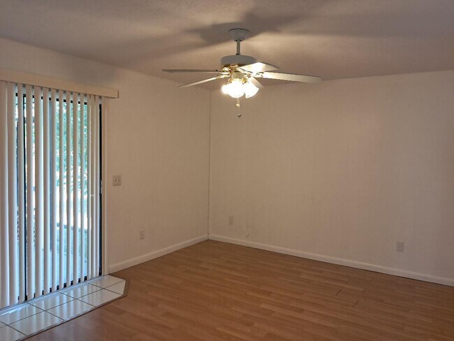 Building Photo - 462 SW Dalton Cir