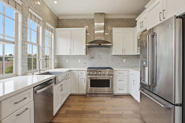 Building Photo - Gorgeous 2 Bed, 2.5 Bath Townhome in Exclusive Reflection Community!