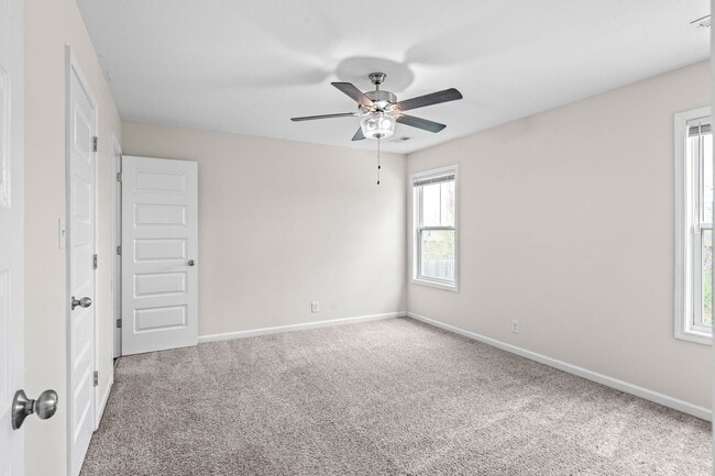 Building Photo - Dog Friendly Three Bedroom!
