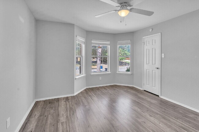 Building Photo - 691 Montana Ct N
