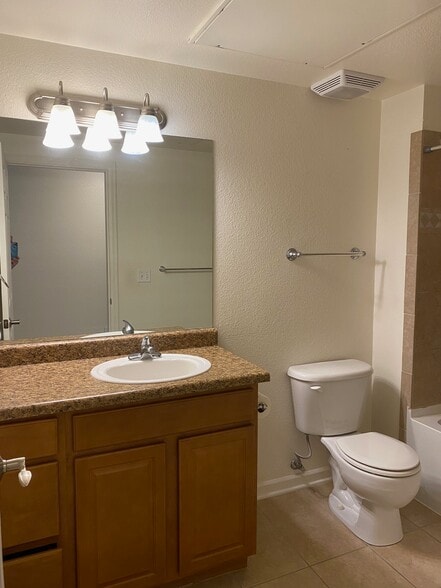 bath - 1212 Walnut Ave