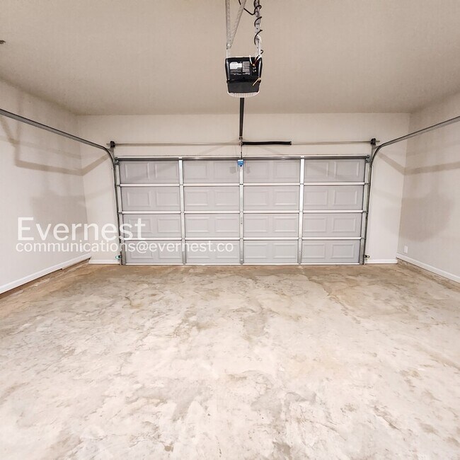 Building Photo - 3 Bed/2 Bath Home with Attached Garage / Pet-Friendly / Coming Soon!