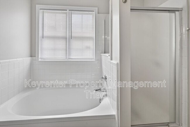 Building Photo - 701 Ashcroft Rd