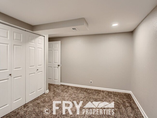 Building Photo - Renovated Harvey Park home