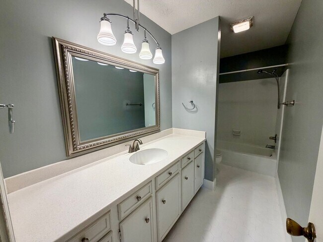 Building Photo - 2303 Gingko Dr
