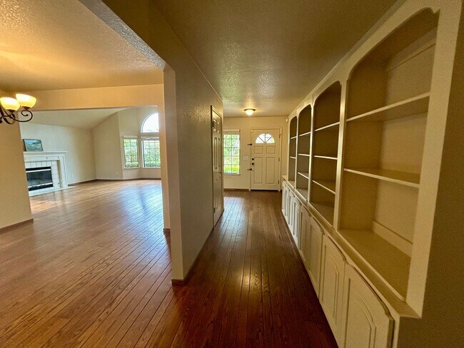 Building Photo - 8280 Oakmont Dr