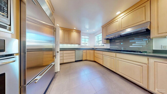 Building Photo - Charming, Renovated 3BR + Sunroom / 3.5 BA...