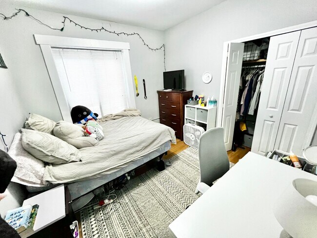 Building Photo - Varsity Management