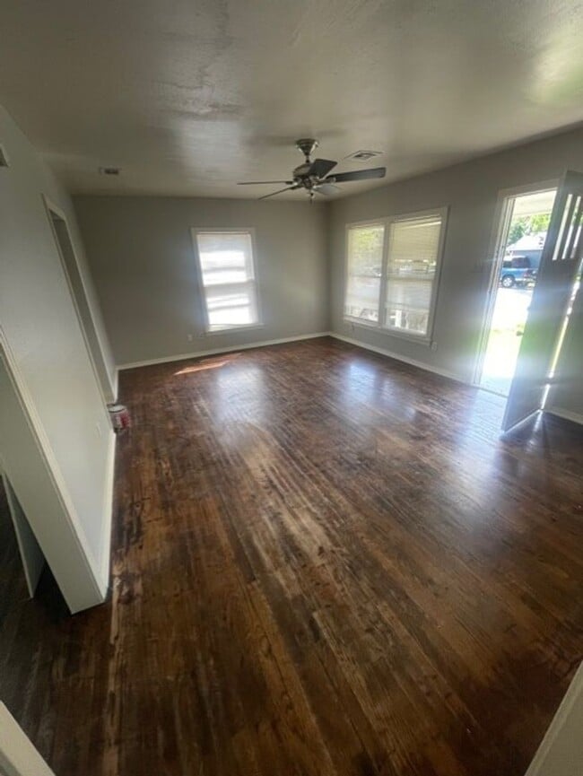 Building Photo - Cozy Central Waco Home