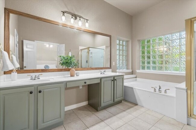 Building Photo - 920 Savanna Ln