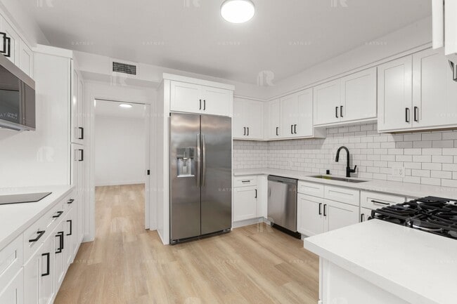 Building Photo - Newly REMODELED large 4 bed / 4 bath home w/ family room, private bonus room / home office, and "...