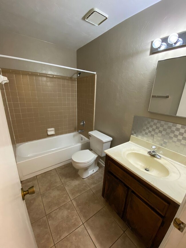 Building Photo - 2/2 Townhome in Continental Oaks Community...