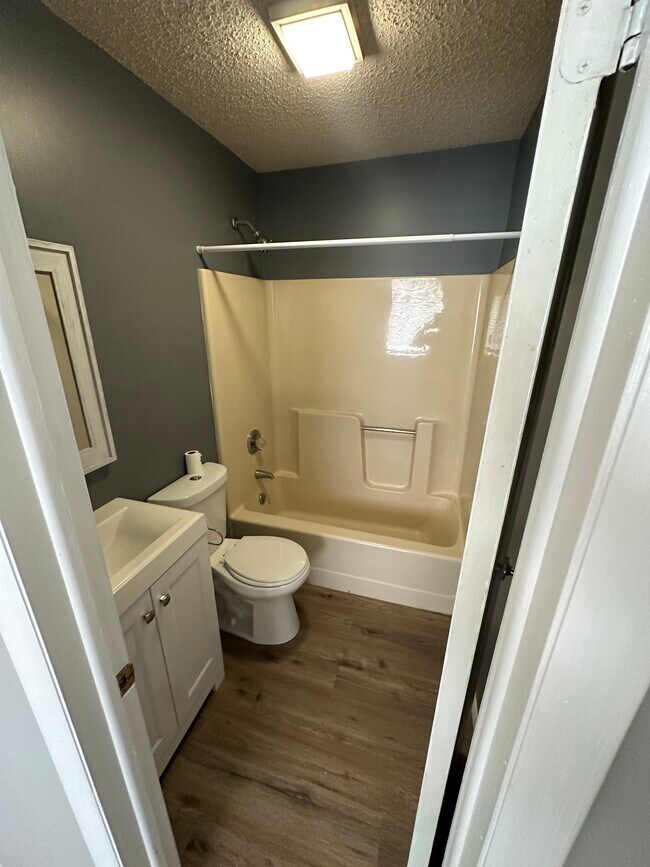 Building Photo - 105 View Ct