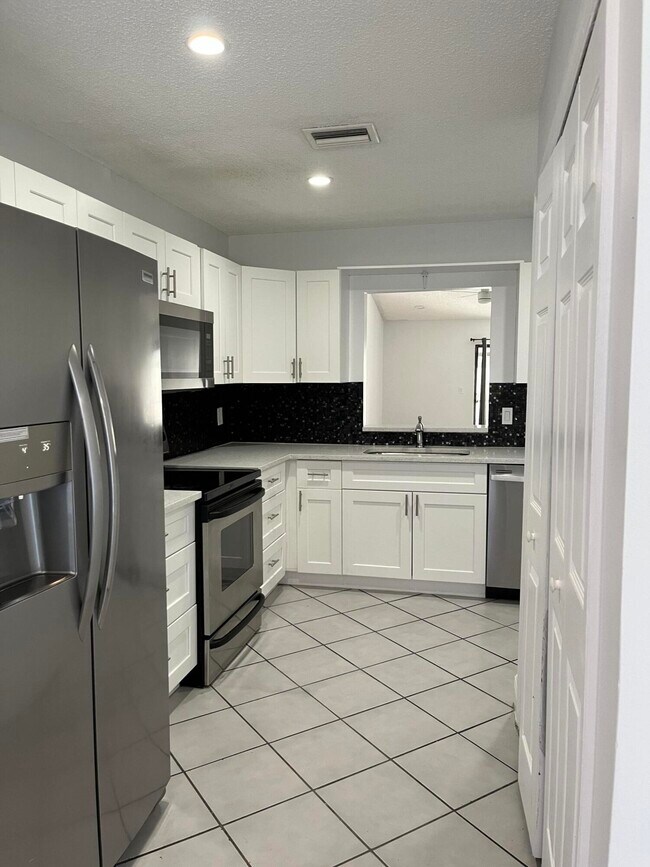 Building Photo - 1296 White Pine Dr