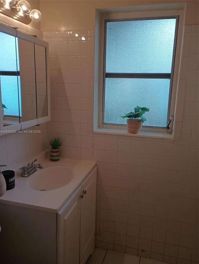 Building Photo - 1433 SW 24th Ct