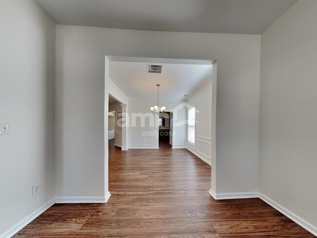 Building Photo - 1152 Balvaird Dr SE