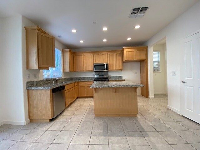 Building Photo - Beautiful New Home For Rent in Roseville!