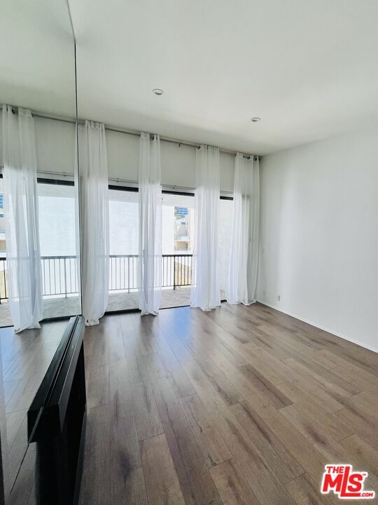 Building Photo - 906 N Doheny Dr