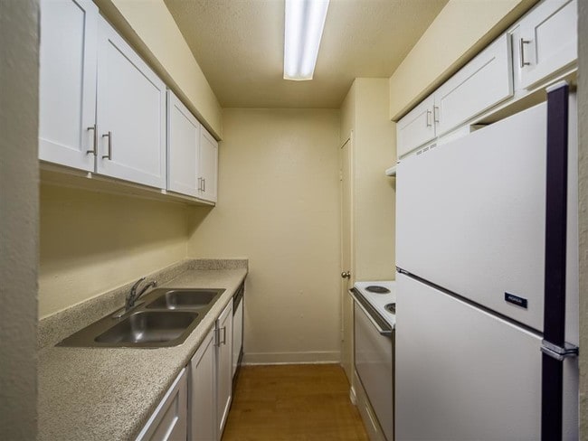 Building Photo - Willow Tree Apartments