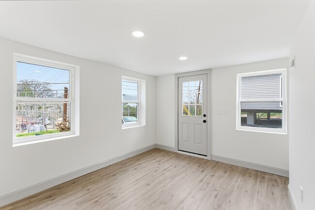 Building Photo - 944 Murphy Ave