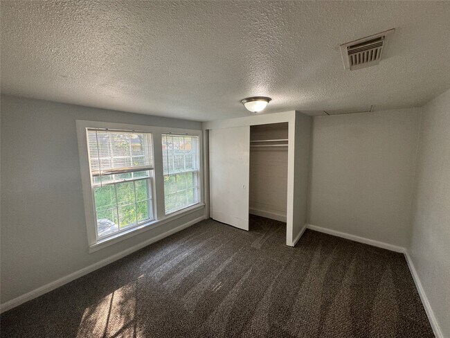 Building Photo - 512 Rice St